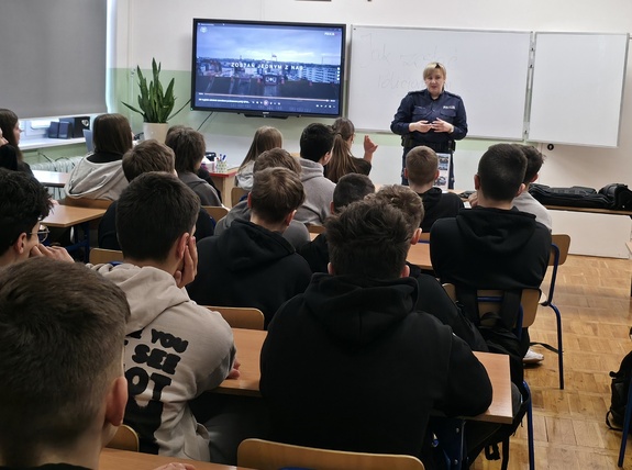 Młodzież i policjantka.