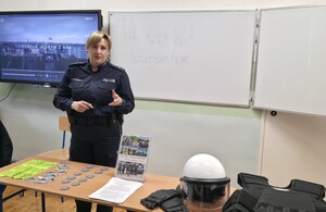 Policjantka i sprzęt służbowy.