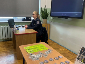 Policjantka w umundurowaniu.