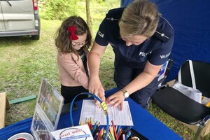 Policjantki, dzieci, stoisko profilaktyczne, radiowóz, zabawa.