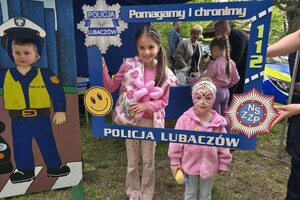 Policjantki, dzieci, stoisko profilaktyczne, radiowóz, zabawa.