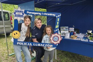 Policjantki, dzieci, stoisko profilaktyczne, radiowóz, zabawa.