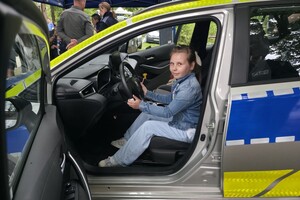 Policjantki, dzieci, stoisko profilaktyczne, radiowóz, zabawa.