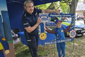 Policjantki, dzieci, stoisko profilaktyczne, radiowóz, zabawa.