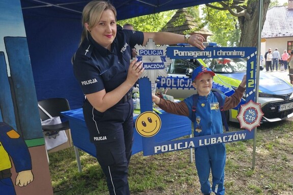 Policjantki, dzieci, stoisko profilaktyczne, radiowóz, zabawa.