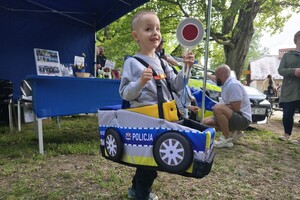 Policjantki, dzieci, stoisko profilaktyczne, radiowóz, zabawa.