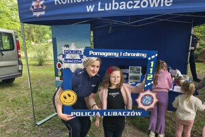 Policjantki, dzieci, stoisko profilaktyczne, radiowóz, zabawa.
