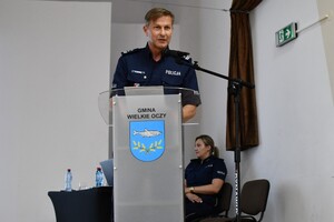Policjanci, prelegenci i uczniowie.