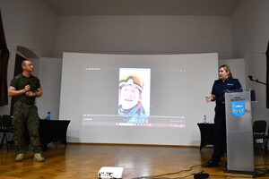 Policjanci, prelegenci i uczniowie.