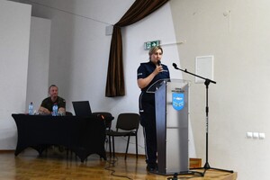 Policjanci, prelegenci i uczniowie.