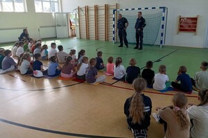 Policjanci z uczniami.