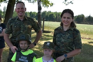 Mundurowi wraz z dziećmi i młodzieżą oraz pojazdy służbowe i wyposażenie do służby.