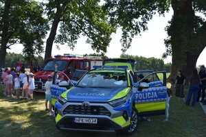 Mundurowi wraz z dziećmi i młodzieżą oraz pojazdy służbowe i wyposażenie do służby.
