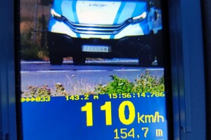 Urządzenie na którym widać samochód i wynik pomiaru.
