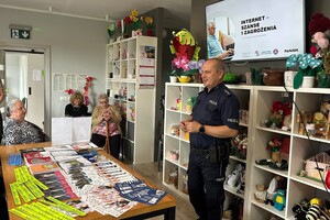 Policjanci i uczestnicy wydarzenia.