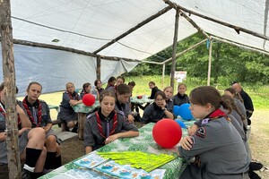 Policjantka i policjant oraz uczestnicy obozu, harcerze.
