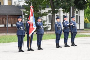 Goście i policjanci w trakcie uroczystości.