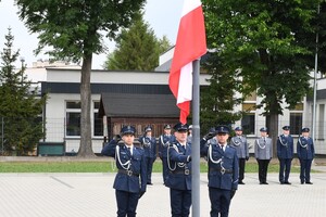 Goście i policjanci w trakcie uroczystości.