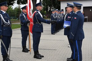 Goście i policjanci w trakcie uroczystości.