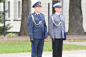 Goście i policjanci w trakcie uroczystości.