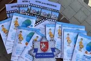 Zdjęcia przedstawiają spotkania profilaktyczne prowadzone przez funkcjonariuszkę policji oraz przedstawicielkę sanepidu w Lubaczowie. Spotkania z uczestnikami obozów piłkarskich w Cieszanowie oraz w Dachnowie.