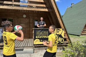 Zdjęcia przedstawiają spotkania profilaktyczne prowadzone przez funkcjonariuszkę policji oraz przedstawicielkę sanepidu w Lubaczowie. Spotkania z uczestnikami obozów piłkarskich w Cieszanowie oraz w Dachnowie.