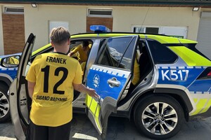 Zdjęcia przedstawiają spotkania profilaktyczne prowadzone przez funkcjonariuszkę policji oraz przedstawicielkę sanepidu w Lubaczowie. Spotkania z uczestnikami obozów piłkarskich w Cieszanowie oraz w Dachnowie.