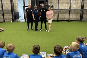 Zdjęcia przedstawiają spotkania profilaktyczne prowadzone przez funkcjonariuszkę policji oraz przedstawicielkę sanepidu w Lubaczowie. Spotkania z uczestnikami obozów piłkarskich w Cieszanowie oraz w Dachnowie.