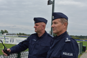 Policjanci w umundurowaniu w trakcie zabezpieczenia meczu.