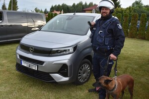 Policjanci w umundurowaniu w trakcie zabezpieczenia meczu.