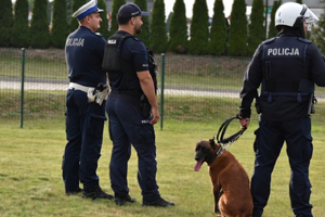 Policjanci w umundurowaniu w trakcie zabezpieczenia meczu.