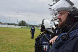Policjanci w umundurowaniu w trakcie zabezpieczenia meczu.