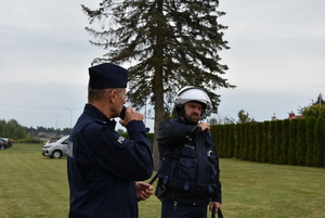 Policjanci w umundurowaniu w trakcie zabezpieczenia meczu.