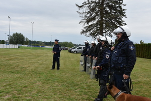 Policjanci w umundurowaniu w trakcie zabezpieczenia meczu.