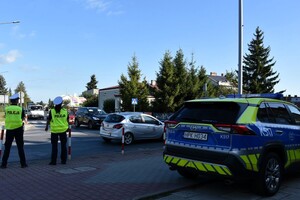 Policjanci umundurowani przy szkołach.