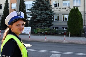 Policjanci umundurowani przy szkołach.