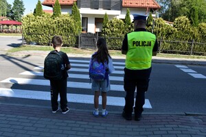 Policjanci umundurowani przy szkołach.