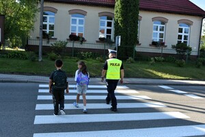 Policjanci umundurowani przy szkołach.
