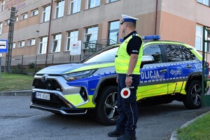 Policjanci umundurowani przy szkołach.