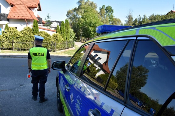 Policjanci umundurowani przy szkołach.