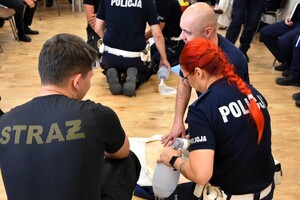Policjanci i strażacy w trakcie ćwiczeń.