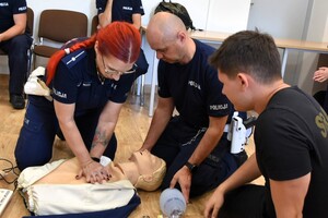 Policjanci i strażacy w trakcie ćwiczeń.