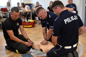 Policjanci i strażacy w trakcie ćwiczeń.
