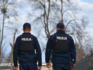 Dwóch policjantów w umundurowaniu.