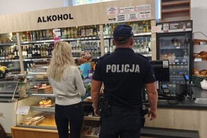 Policjant w sklepie.