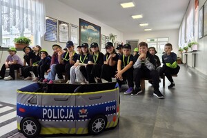 Policjantka i zuchy.