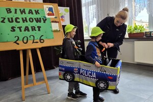 Policjantka i zuchy.
