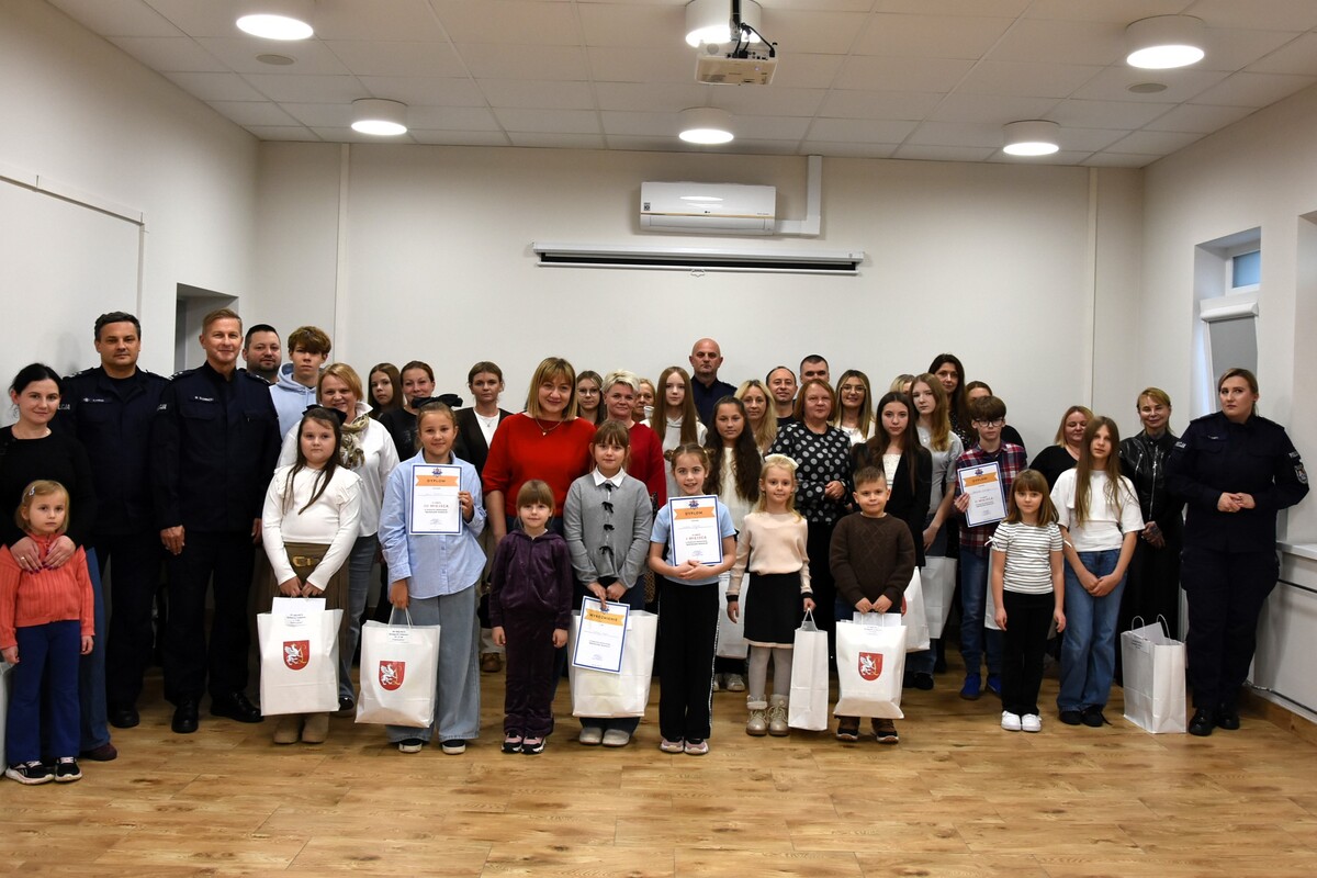 Nagrodzono laureatów konkursu plastycznego Bezpieczne Wakacje 2026